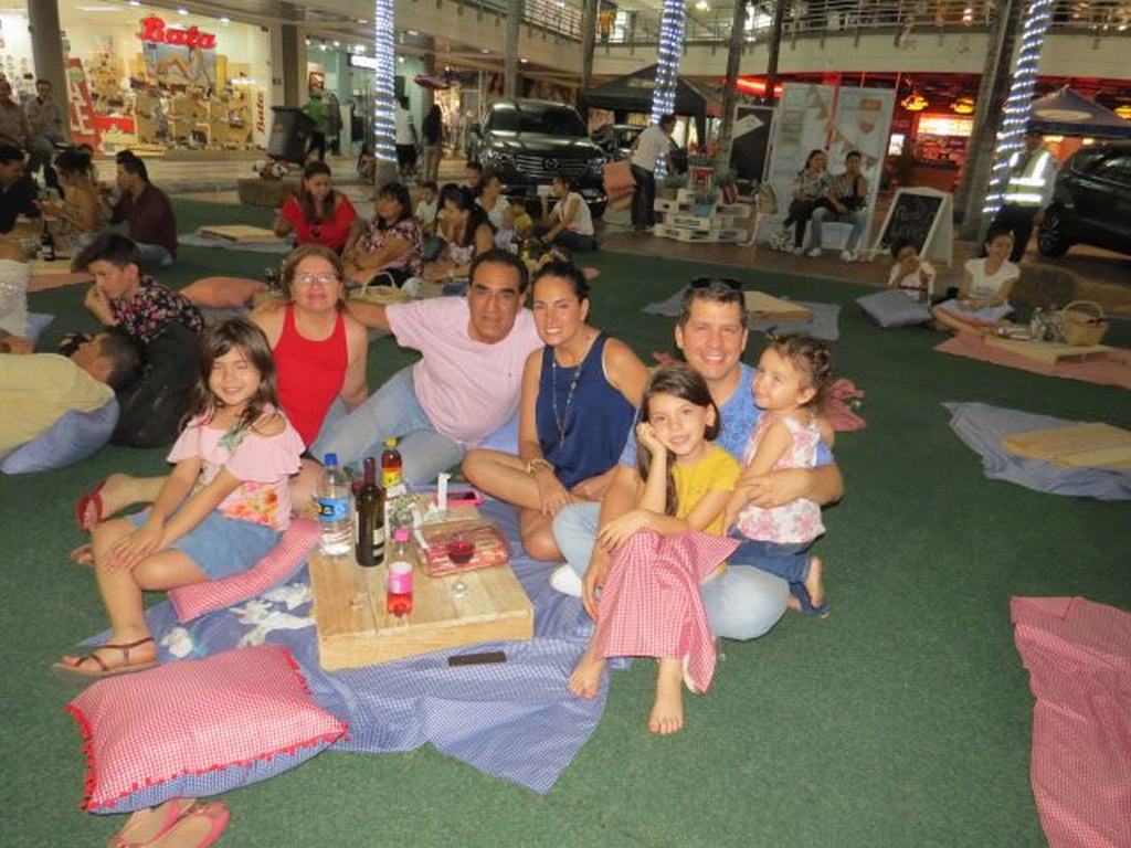 Con alegría compartieron y vivieron nuevas experiencias en este mes especial del amor y amistad en el Picnic del San Pedro Plaza.